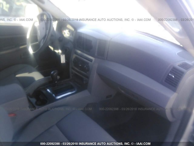 1J4GR48K05C685277 - 2005 JEEP GRAND CHEROKEE LAREDO/COLUMBIA/FREEDOM 银色 照片 5