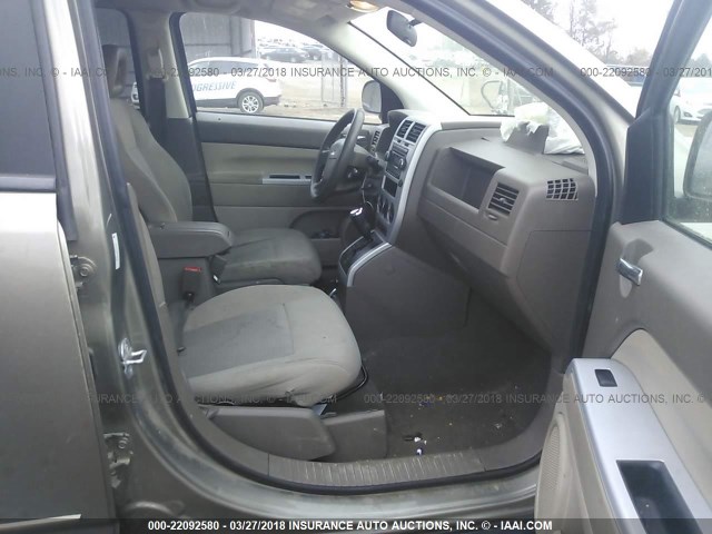 1J8FT47008D644738 - 2008 JEEP COMPASS SPORT GOLD photo 5