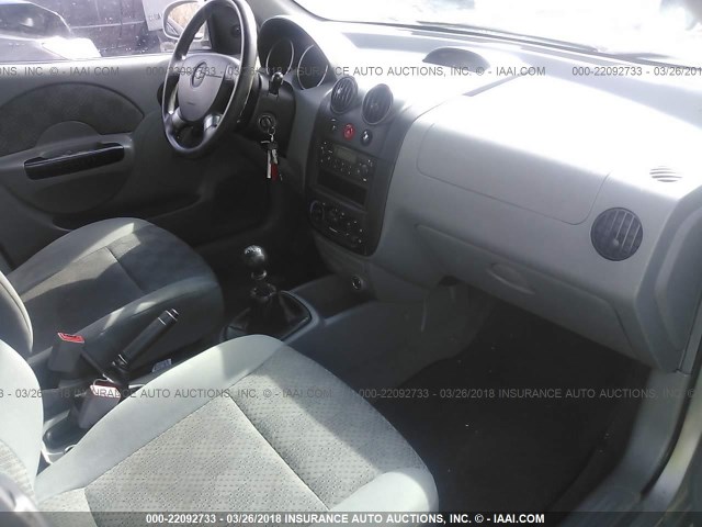 KL1TD62685B413406 - 2005 CHEVROLET AVEO LS SILVER photo 5