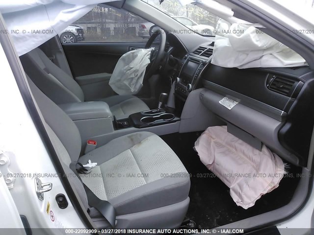 4T4BF1FK0ER441361 - 2014 TOYOTA CAMRY L/SE/LE/XLE WHITE photo 5