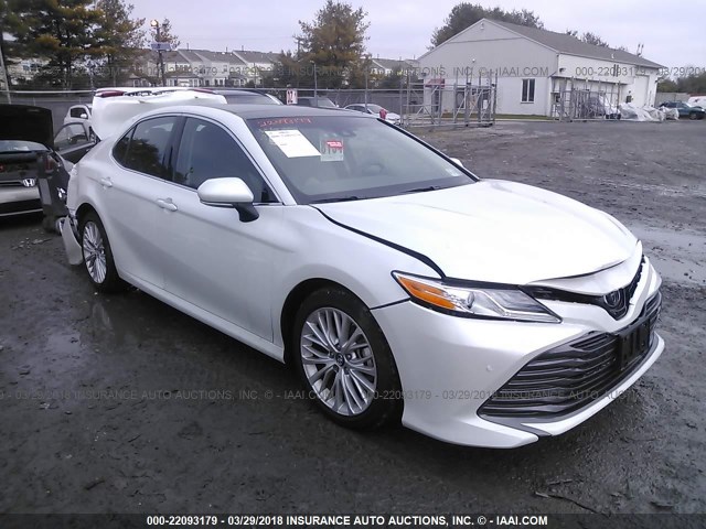 4T1B11HK4JU007864 - 2018 TOYOTA CAMRY L/LE/XLE/SE/XSE WHITE photo 1