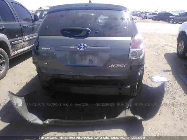 2T1KR30E97C640185 - 2007 TOYOTA COROLLA MATRIX XR GRAY photo 6