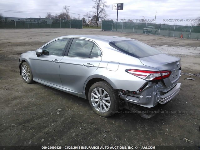 4T1B11HKXJU064229 - 2018 TOYOTA CAMRY L/LE/XLE/SE/XSE SILVER photo 3