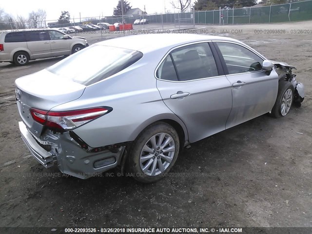 4T1B11HKXJU064229 - 2018 TOYOTA CAMRY L/LE/XLE/SE/XSE SILVER photo 4