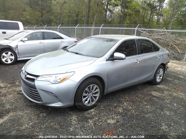 4T4BF1FK0GR560742 - 2016 TOYOTA CAMRY LE/XLE/SE/XSE ვერცხლისფერი ფოტო 2