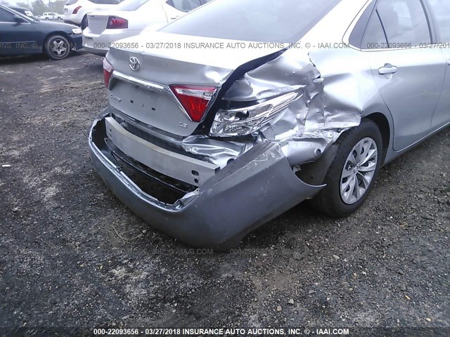 4T4BF1FK0GR560742 - 2016 TOYOTA CAMRY LE/XLE/SE/XSE ვერცხლისფერი ფოტო 6