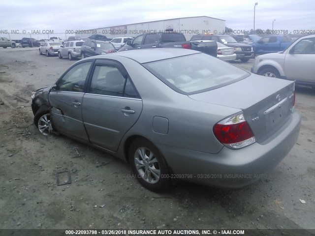 4T1BF30K55U621112 - 2005 TOYOTA CAMRY LE/XLE/SE GRAY photo 3