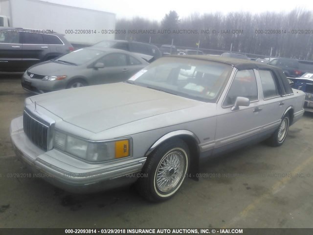 1LNLM83W0NY707880 - 1992 LINCOLN TOWN CAR CARTIER SILVER photo 2