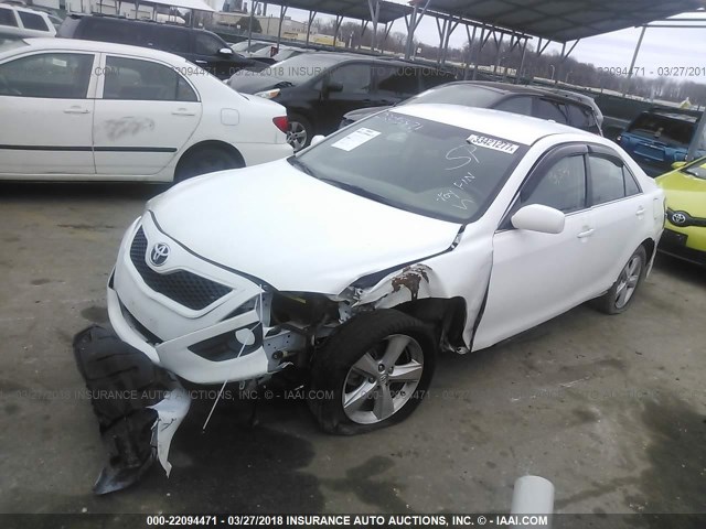 4T1BF3EK4BU747613 - 2011 TOYOTA CAMRY SE/LE/XLE WHITE photo 2