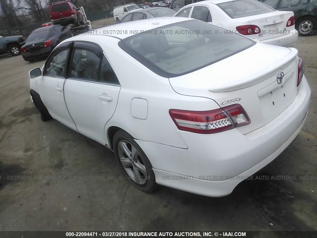 4T1BF3EK4BU747613 - 2011 TOYOTA CAMRY SE/LE/XLE WHITE photo 3