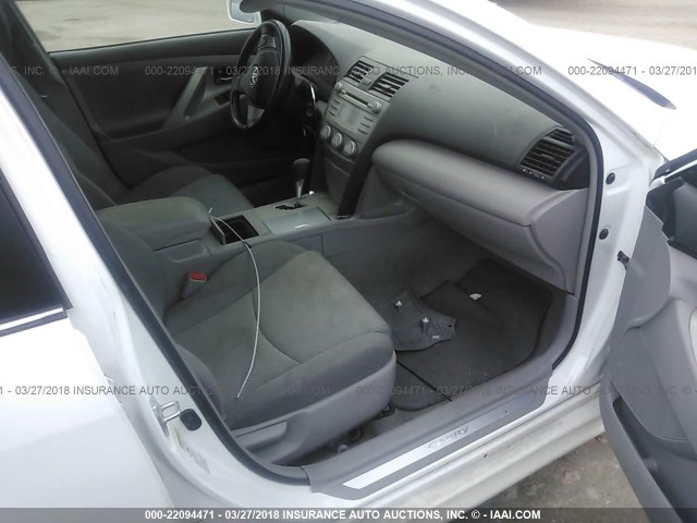 4T1BF3EK4BU747613 - 2011 TOYOTA CAMRY SE/LE/XLE WHITE photo 5