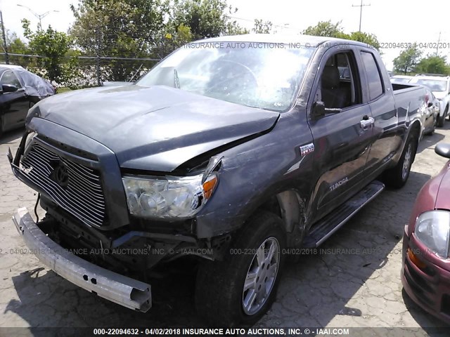 5TFRY5F16BX105679 - 2011 TOYOTA TUNDRA DOUBLE CAB SR5 GRAY photo 2