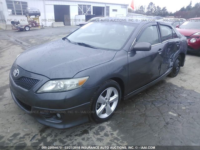 4T1BF3EKXAU518304 - 2010 TOYOTA CAMRY SE/LE/XLE GRAY photo 2
