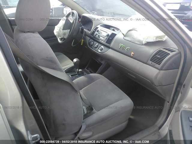 4T1BE32K25U597447 - 2005 TOYOTA CAMRY LE/XLE/SE შამპანური ფოტო 5