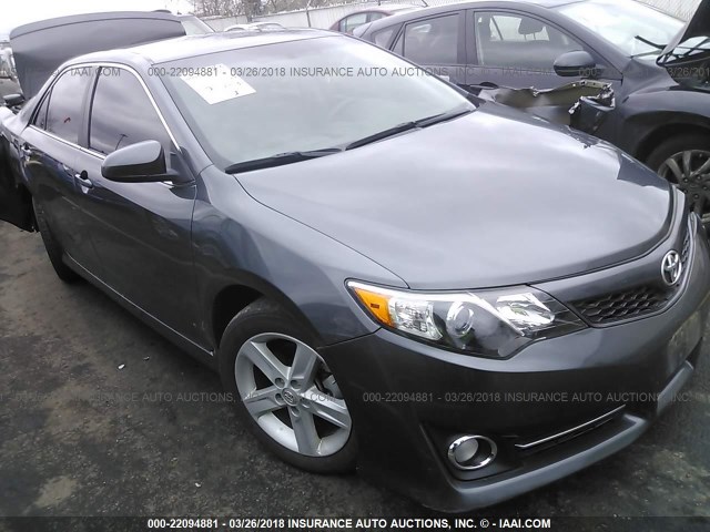 4T1BF1FK4EU396435 - 2014 TOYOTA CAMRY L/SE/LE/XLE 灰色 照片 1