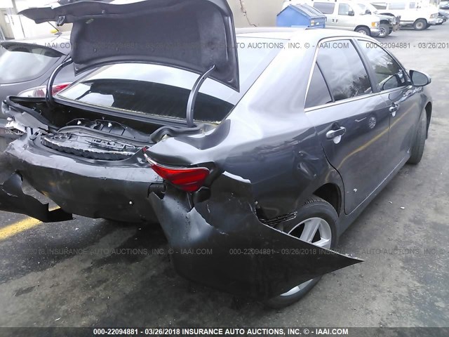 4T1BF1FK4EU396435 - 2014 TOYOTA CAMRY L/SE/LE/XLE 灰色 照片 4