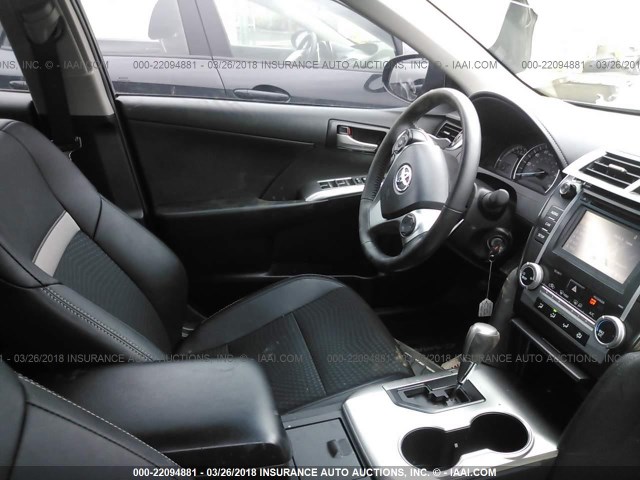 4T1BF1FK4EU396435 - 2014 TOYOTA CAMRY L/SE/LE/XLE 灰色 照片 5