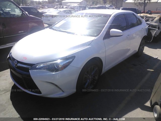4T1BF1FK2HU297746 - 2017 TOYOTA CAMRY LE/XLE/SE/XSE WHITE photo 2