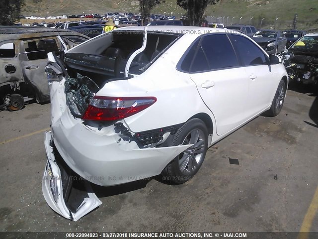 4T1BF1FK2HU297746 - 2017 TOYOTA CAMRY LE/XLE/SE/XSE WHITE photo 4