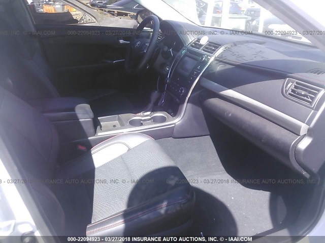 4T1BF1FK2HU297746 - 2017 TOYOTA CAMRY LE/XLE/SE/XSE WHITE photo 5