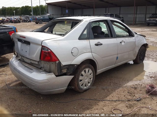 1FAFP34N77W305313 - 2007 FORD FOCUS ZX4/S/SE/SES SILVER photo 4