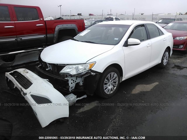 4T1BF1FK1DU261380 - 2013 TOYOTA CAMRY L/SE/LE/XLE WHITE photo 2
