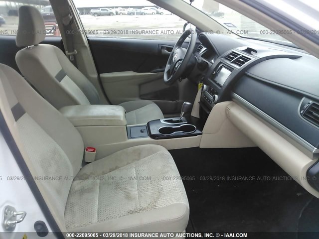4T1BF1FK1DU261380 - 2013 TOYOTA CAMRY L/SE/LE/XLE WHITE photo 5