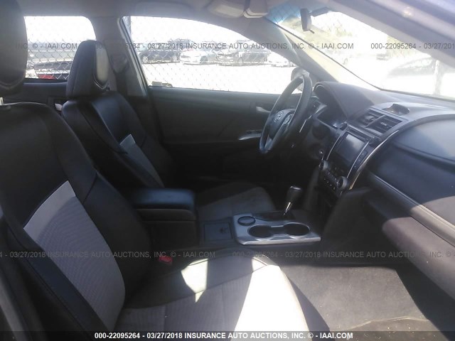 4T1BF1FK4EU313196 - 2014 TOYOTA CAMRY L/SE/LE/XLE 灰色 照片 5