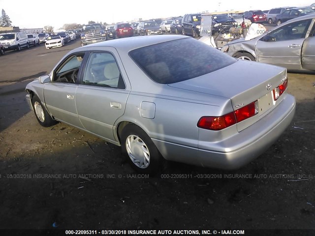 4T1BG22KXYU620336 - 2000 TOYOTA CAMRY CE/LE/XLE ვერცხლისფერი ფოტო 3