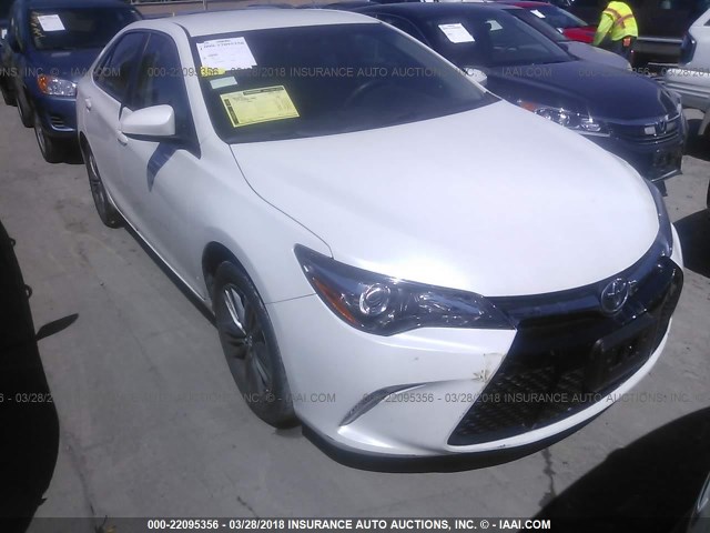 4T1BF1FK7HU304061 - 2017 TOYOTA CAMRY LE/XLE/SE/XSE WHITE photo 1