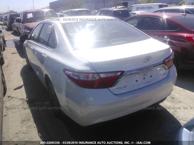 4T1BF1FK7HU304061 - 2017 TOYOTA CAMRY LE/XLE/SE/XSE WHITE photo 3