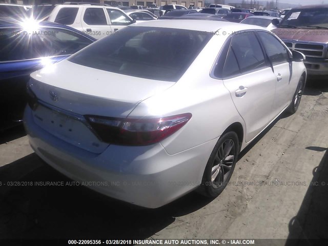 4T1BF1FK7HU304061 - 2017 TOYOTA CAMRY LE/XLE/SE/XSE WHITE photo 4