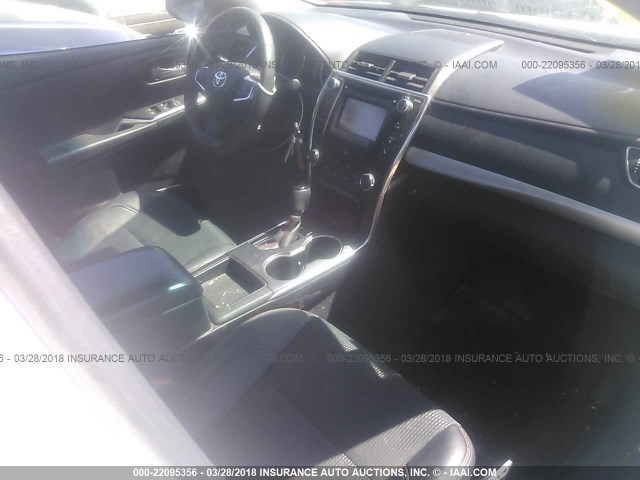 4T1BF1FK7HU304061 - 2017 TOYOTA CAMRY LE/XLE/SE/XSE WHITE photo 5