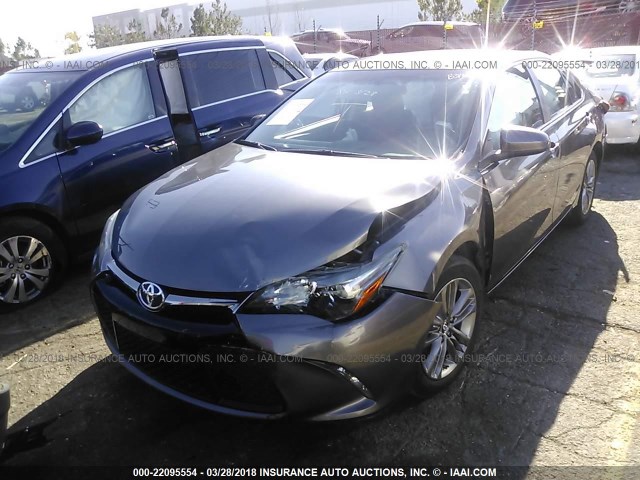 4T1BF1FK1GU554264 - 2016 TOYOTA CAMRY LE/XLE/SE/XSE ნაცრისფერი ფოტო 2