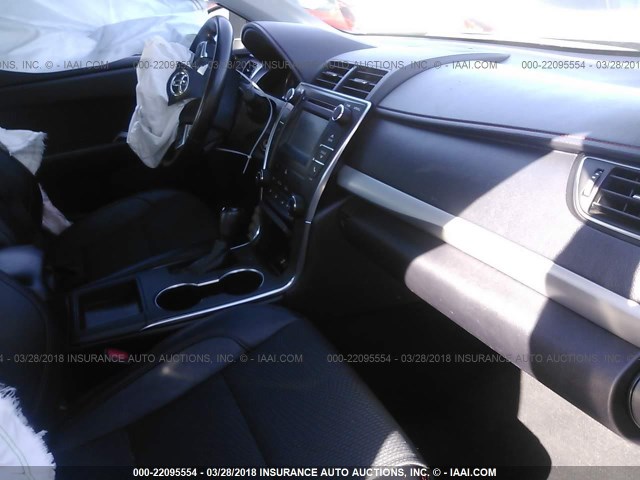 4T1BF1FK1GU554264 - 2016 TOYOTA CAMRY LE/XLE/SE/XSE ნაცრისფერი ფოტო 5