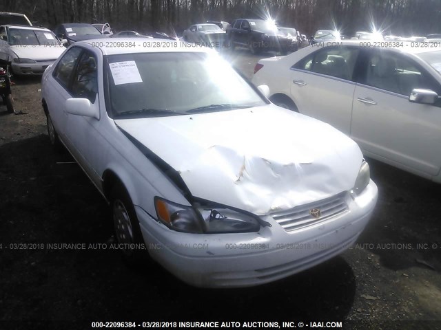 JT2BG22K1V0018957 - 1997 TOYOTA CAMRY LE/XLE WHITE photo 1