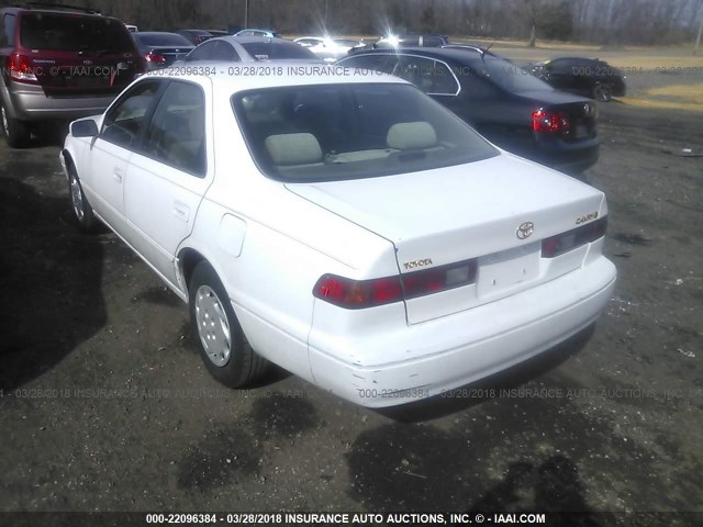 JT2BG22K1V0018957 - 1997 TOYOTA CAMRY LE/XLE WHITE photo 3