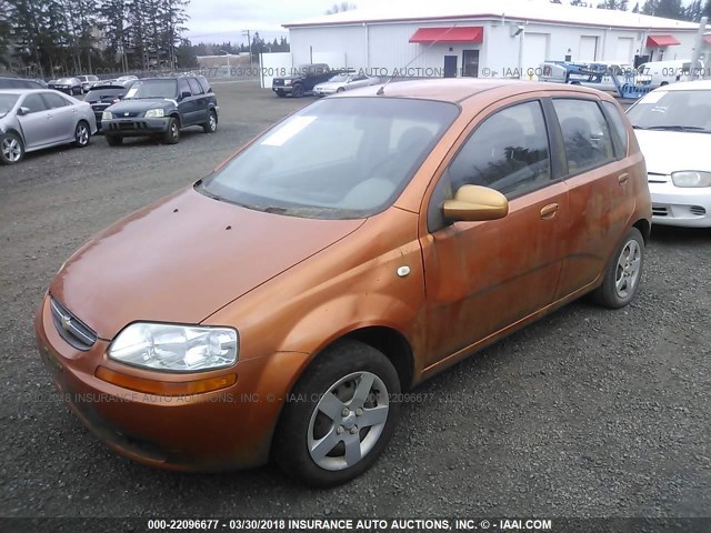 KL1TD62615B458428 - 2005 CHEVROLET AVEO LS ORANGE photo 2