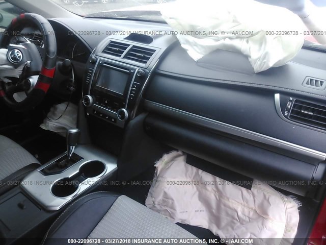 4T1BF1FK1CU630060 - 2012 TOYOTA CAMRY SE/LE/XLE 红色 照片 5