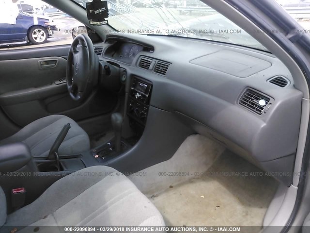 4T1BG22K61U067819 - 2001 TOYOTA CAMRY CE/LE/XLE ნაცრისფერი ფოტო 5