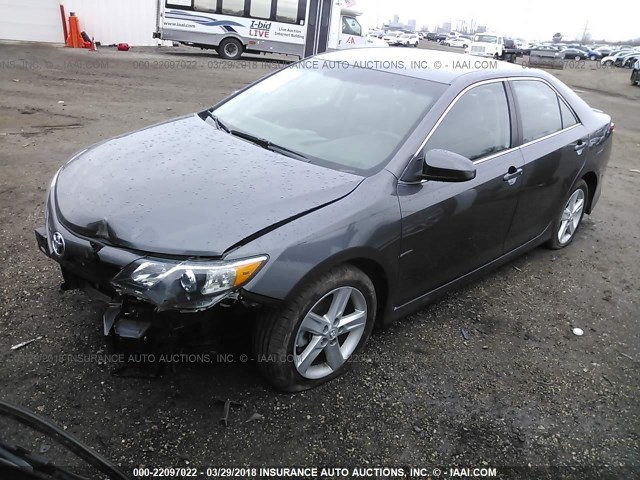 4T1BF1FK2EU465235 - 2014 TOYOTA CAMRY L/SE/LE/XLE GRAY photo 2