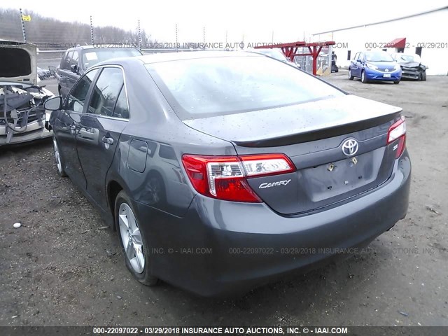 4T1BF1FK2EU465235 - 2014 TOYOTA CAMRY L/SE/LE/XLE 灰色 照片 3
