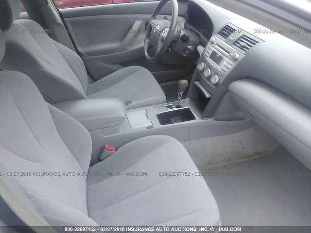 4T1BF3EK8AU028251 - 2010 TOYOTA CAMRY SE/LE/XLE SILVER photo 5