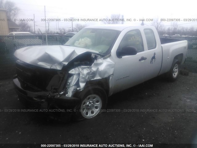 1GCRKPE35BZ223579 - 2011 CHEVROLET SILVERADO K1500 SILVER photo 2