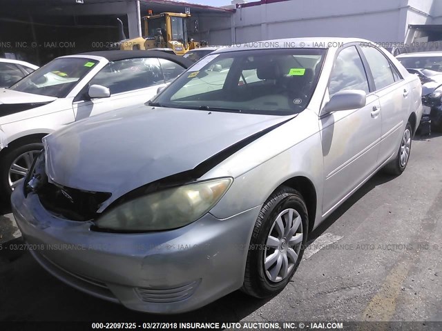 4T1BE32K05U553933 - 2005 TOYOTA CAMRY LE/XLE/SE SILVER photo 2