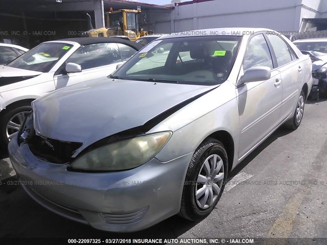 4T1BE32K05U553933 - 2005 TOYOTA CAMRY LE/XLE/SE ვერცხლისფერი ფოტო 2