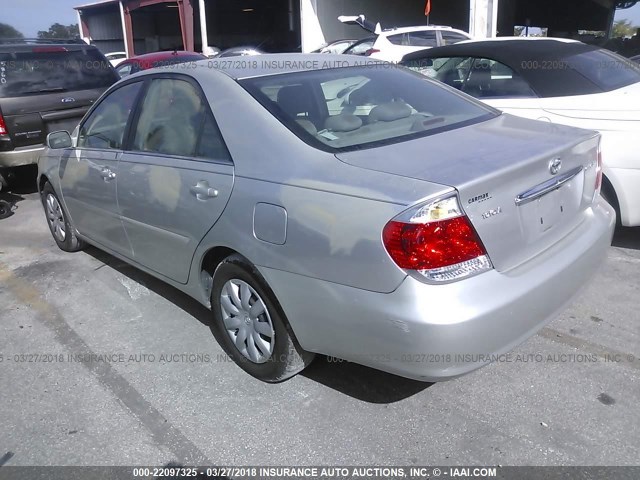 4T1BE32K05U553933 - 2005 TOYOTA CAMRY LE/XLE/SE SILVER photo 3