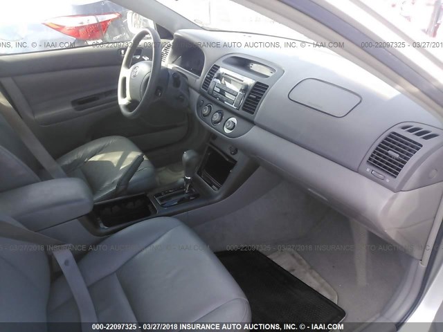 4T1BE32K05U553933 - 2005 TOYOTA CAMRY LE/XLE/SE ვერცხლისფერი ფოტო 5