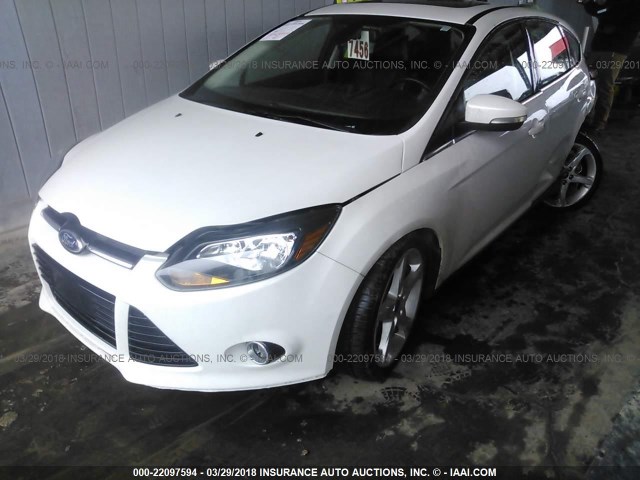 1FAHP3N20CL461976 - 2012 FORD FOCUS TITANIUM WHITE photo 2