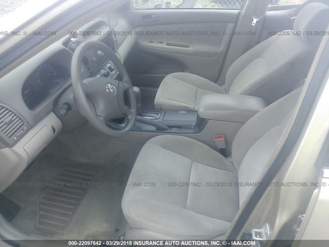 4T1BE32K12U002535 - 2002 TOYOTA CAMRY LE/XLE/SE ოქროსფერი ფოტო 5